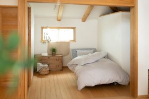 4畳に合うベッドと広く使えるレイアウト集｜セミダブルやクイーンは置ける？